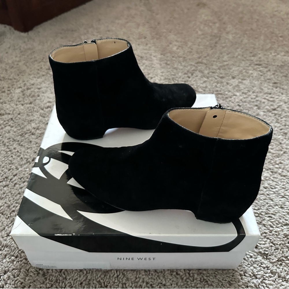 Nine West black Huggins bootie
